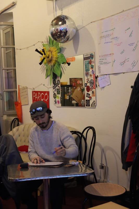 Persone al lavoro nel cortile durante il workshop della nutria bianca