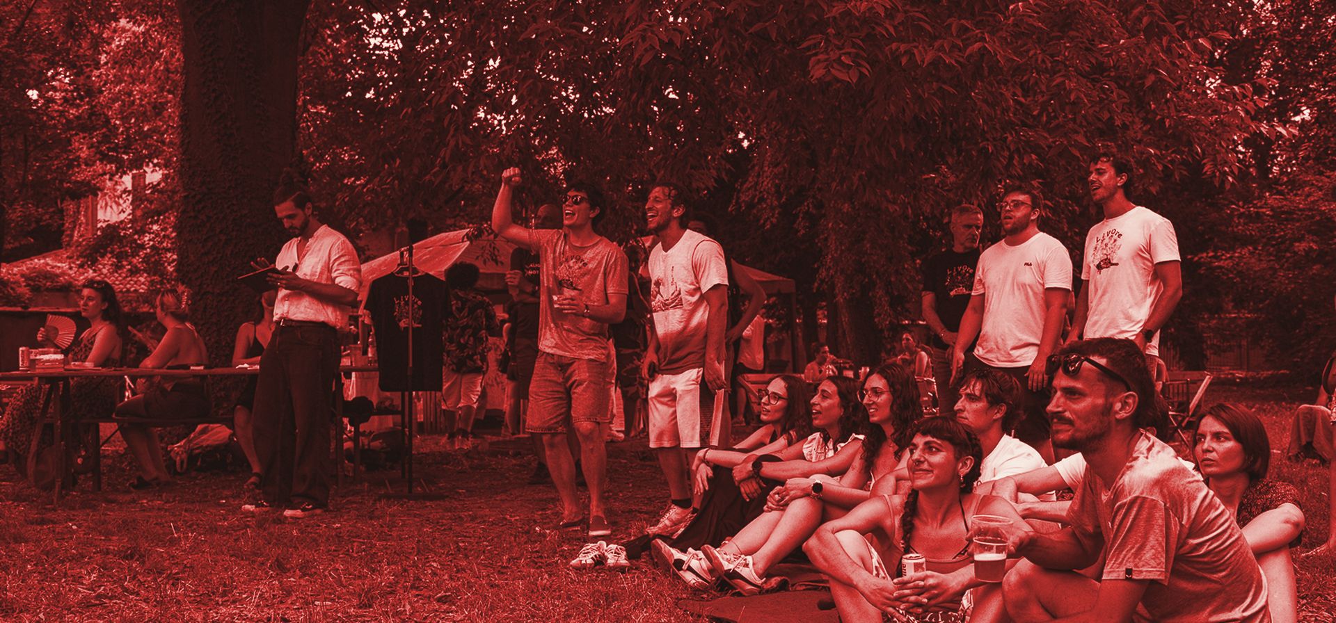Il pubblico sotto gli alberi del Parco di Villa Casnati durante un concerto