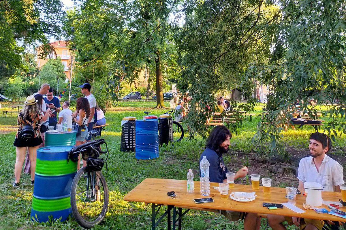 Il Parco di Villa Casnati durante un evento: persone ai tavoli sotto gli alberi