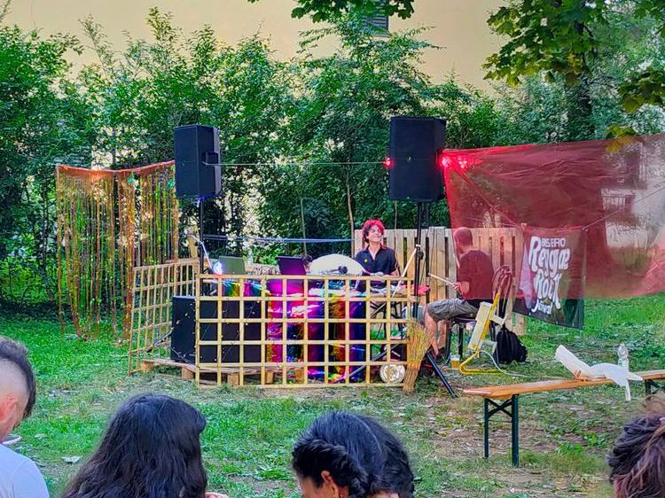 Palco tra gli alberi del parco durante Jugaad